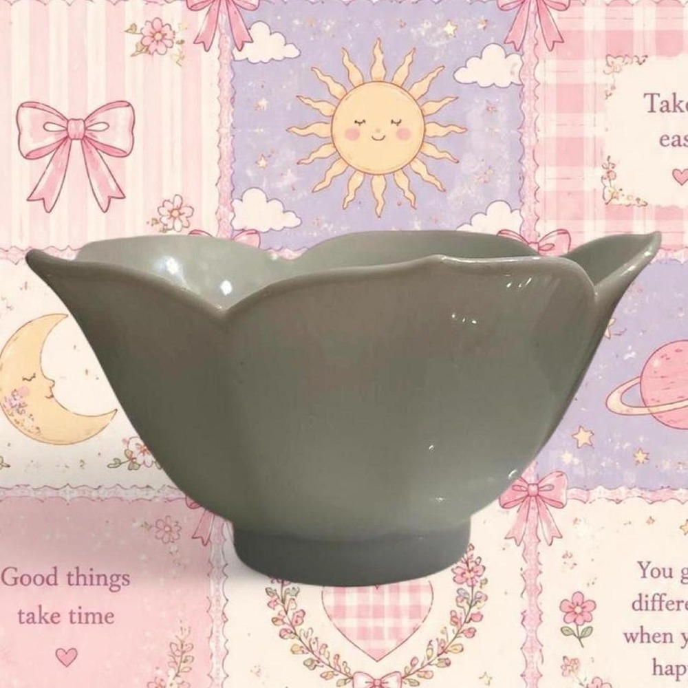 White ceramic flower lotus bowl in excellent condition